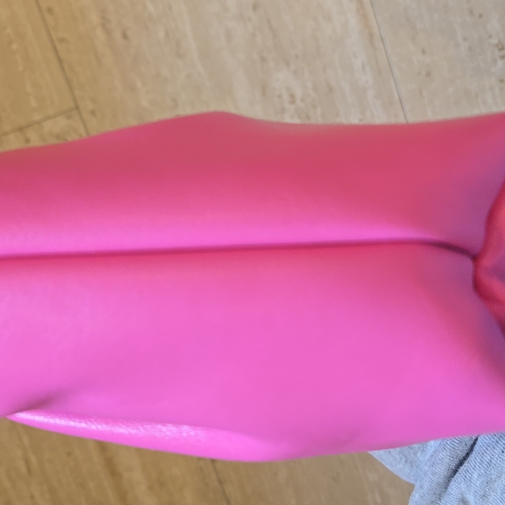 Elizabeth Arden New York Bubblegum Pink Zipper Clutch - Picture 5 of 6